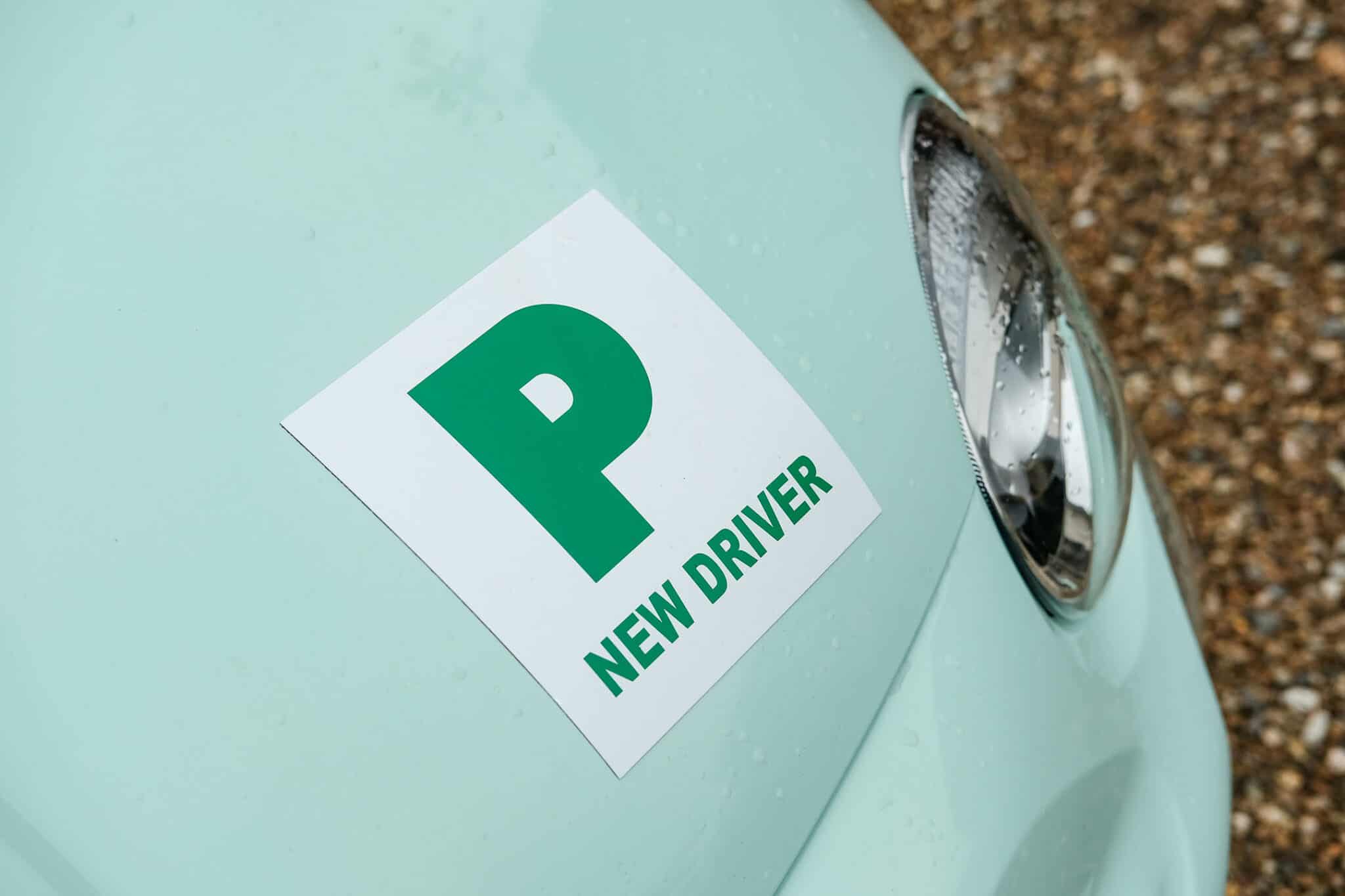 Weisses Schild mit grossem grünen P und darunter in grün "New Driver".