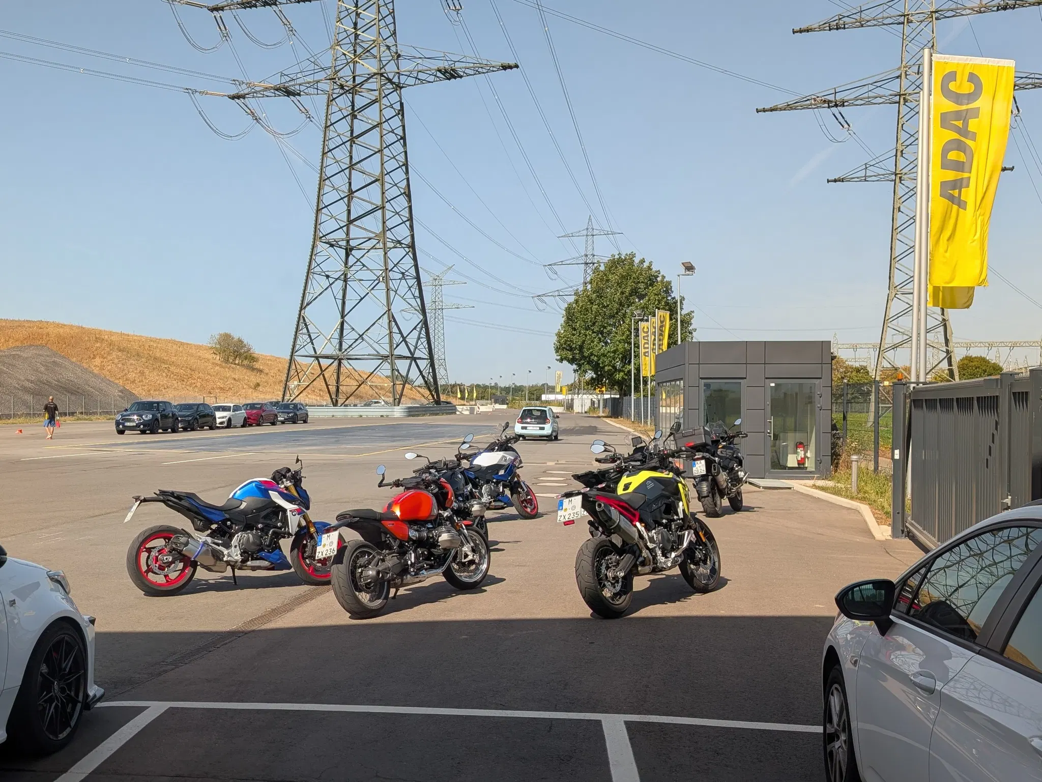 Motorräder auf einem ADAC-Trainingsgelände